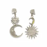 Par de aros colgantes dorados con dije de sol con rostro y dije de luna creciente con rostro.