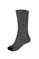 Medias grises con diseño estampado de carpas en color negro, puntera negra y elástico superior acanalado.