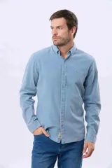 Camisa de manga larga color gris oscuro, con efecto lavado, cuello camisero con botones y cierre frontal abotonado.