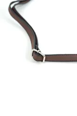Cartera bandolera marrón decorada con tachas metálicas plateadas en los laterales y en dos líneas verticales frontales, con correa ajustable y cierre superior.