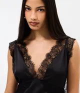 Vestido midi de satén negro con corte recto, escote en V profundo, breteles anchos de encaje y aplicaciones laterales de encaje con tajo pronunciado.