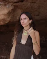 Aros tipo argollas de diseño artesanal con acabado texturizado y forma irregular. Fabricados en bronce y alpaca, con pernos y cierres de plata 925.