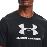 Remera Under Armour de hombre, color negro, de corte clásico y mangas cortas. Presenta el logo de la marca estampado en el pecho.