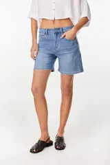 Short de denim azul claro, de tiro medio y corte recto estilo bermuda.