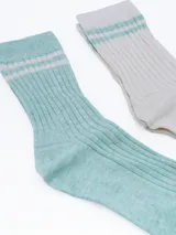 Pack de dos pares de medias de caña media, una rosa y otra gris, con diseño acanalado.