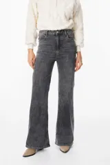 Jean de corte recto y tiro alto, con acabado lavado en tono gris oscuro. Presenta cierre frontal con botón y cremallera, además de bolsillos laterales y traseros.