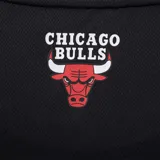 Musculosa de básquet azul marino con detalles laterales en naranja. Presenta el logo oficial de los New York Knicks estampado en el frente y etiqueta de autenticidad NBA en el ruedo.