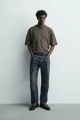 Pantalón jeans straight ankle fit de tiro medio, confeccionado en denim de algodón con efecto lavado. Presenta diseño de cinco bolsillos y cierre frontal con cremallera y botón.