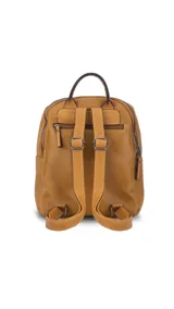 Mochila de cuero sintético en color beige con detalles en color suela. Cuenta con múltiples compartimentos frontales con cierre metálico, correas regulables y manija superior.