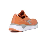 Championes deportivos Diadora modelo Adriatic, color naranja con tejido de punto jaspeado en blanco y gris. Presentan un logo lateral en gris y una suela gruesa blanca con detalles grises.