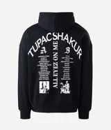 Hoodie negro de corte holgado con capucha y bolsillo frontal tipo canguro. Presenta una estampa fotográfica de Tupac Shakur en el pecho con el texto 'Tupac' y 'All Eyez On Me'.
