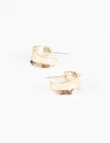 Aros tipo argolla de tamaño pequeño con acabado texturizado efecto machacado.