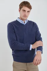 Sweater amarillo de tejido suave tipo cashmere, con escote en V.