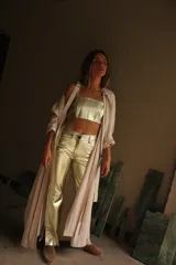 Top corto estilo corset o bandeau, color dorado metálico, con tirantes anchos ajustables.