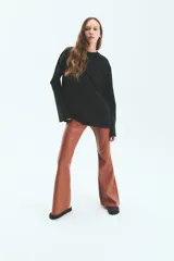 Pantalón de tiro alto confeccionado en ecocuero con textura de efecto croco. Presenta un corte semi oxford con un recorte horizontal sobre la rodilla y cierre invisible en el lateral.