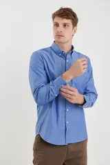 Camisa celeste con micro estampado, de corte clásico, manga larga y cuello abotonado.