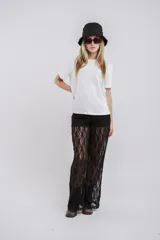 Pantalón largo de encaje negro con short interior.