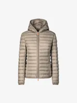 Campera puffer beige con capucha, cierre frontal con cremallera naranja, bolsillos laterales ocultos y logo de goma en la manga. Confeccionada en nylon liviano y con puños y dobladillo elásticos de Lycra.