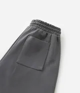 Bermuda masculina básica de algodón, con cintura elástica, cordón ajustable y bolsillos funcionales.