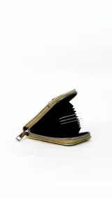 Tarjetero de diseño compacto en color tostado, con cierre perimetral metálico y visor frontal transparente para identificación o tarjetas.