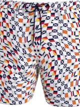 Short de baño blanco con estampado de banderas náuticas en azul, rojo y amarillo. Tiene cintura elástica con cordón ajustable, bolsillos laterales y logo de Tommy Jeans en la pierna.