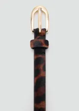Cinturón fino de piel bovina con pelo y estampado animal print de leopardo, con hebilla metálica dorada.