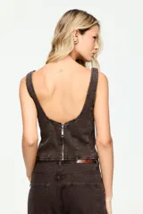 Top de denim marrón con escote cuadrado y tirantes anchos, con costuras de recortes visibles y ajuste al cuerpo.