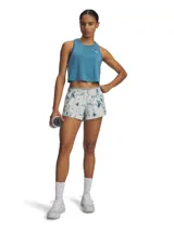 Short deportivo Under Armour Vanish, confeccionado en tejido ligero y elástico de secado rápido con estampado tie-dye en tonos azul y blanco. Presenta cintura elástica con logo visible, aberturas laterales en el bajo y braguita interior para mayor cobertura.