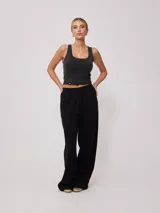 Musculosa de corte ajustado en tejido rib, color negro con efecto lavado. Presenta escote redondo y pequeño parche con logo en el ruedo.