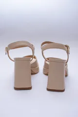 Sandalias rojas de cuero con plataforma y taco cuadrado.