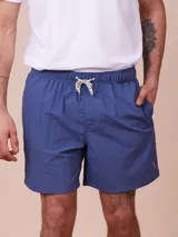 Short de baño azul marino con cintura elástica ajustable con cordón y logo bordado en la pierna.