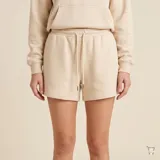 Short deportivo de algodón en color beige, con cintura elástica y cordón ajustable.