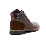 Bota casual de caña media en color café, confeccionada en cuero con detalles en contraste negro en el cuello y talón. Presenta un sistema de cierre mediante cordones y cremallera lateral, con suela de goma dentada para mayor tracción.