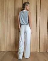 Pantalón de jean estilo wide leg con costuras verticales frontales, tiro alto y bolsillos laterales.