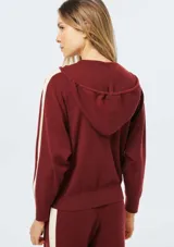 Campera de punto con cierre frontal, capucha con cordones ajustables y bolsillos tipo canguro. Presenta un diseño de manga larga con detalles acanalados en los laterales y puños.