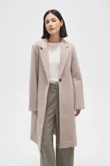 Tapado de corte recto con solapas clásicas y cierre frontal de un botón. Presenta mangas largas y bolsillos laterales integrados.