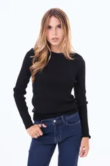 Buzo tejido de punto acanalado, color negro, con cuello redondo y mangas largas.