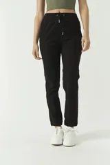 Pantalón negro deportivo de tiro alto con cintura ajustable y puños.