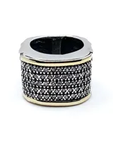 Anillo ancho de forma cuadrada, confeccionado en plata 925 con detalles en lámina de oro 18k y pavé de circonias en el centro.