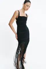 Vestido largo entallado negro con escote cuadrado, tirantes anchos y bajo acabado en flecos largos a tono.