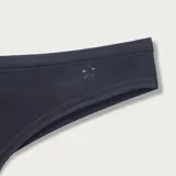 Bombachas tipo colaless de color azul marino, confeccionadas en algodón y elastano, con diseño de doble tira en los laterales y detalle sutil del logo de la marca impreso en el frente.