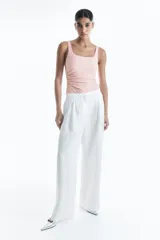 Body colaless rosado de punto crepé con escote cuadrado, breteles anchos y fruncido lateral.