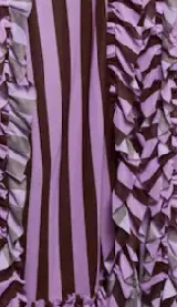 Falda de tul con volados verticales y calce evasé. Estampado con rayas verticales marrones y lilas en el centro, y volados con diseño geométrico en los laterales.