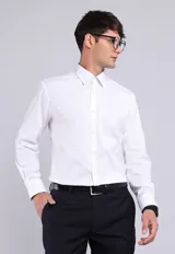 Camisa blanca de vestir, de corte tailored fit, con cuello italiano, manga larga, puño simple y botones a tono. Confeccionada en tela oxford al interior de cuello y puños.