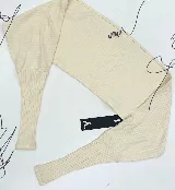 Mangas de morley color crudo, con diseño cruzado en la espalda y puños acanalados.