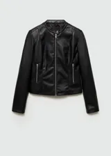 Chaqueta tipo biker de efecto piel en color negro, con diseño corto, cuello redondo abotonado, cierre frontal con cremallera y bolsillos laterales con cremallera.