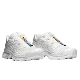 Championes Salomon XT-6 de color blanco con detalles en gris, equipados con sistema de cordones Quicklace, suela Contagrip y diseño inspirado en el trail running.