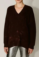 Sweater marrón oscuro con teñido batik, escote en V y corte oversized.