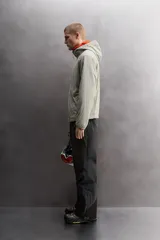 Pantalón deportivo técnico de esquí con tres capas y membrana impermeable. Presenta cintura ajustable, bolsillos frontales con cremalleras termoselladas, aberturas de ventilación laterales, bajos ajustables con refuerzos, polainas interiores y sistema de rescate RECCO integrado.