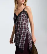 Blusa sin mangas de viscosa con estampado de cuadros, breteles finos ajustables y aplicación de encaje en el escote y en el ruedo asimétrico.